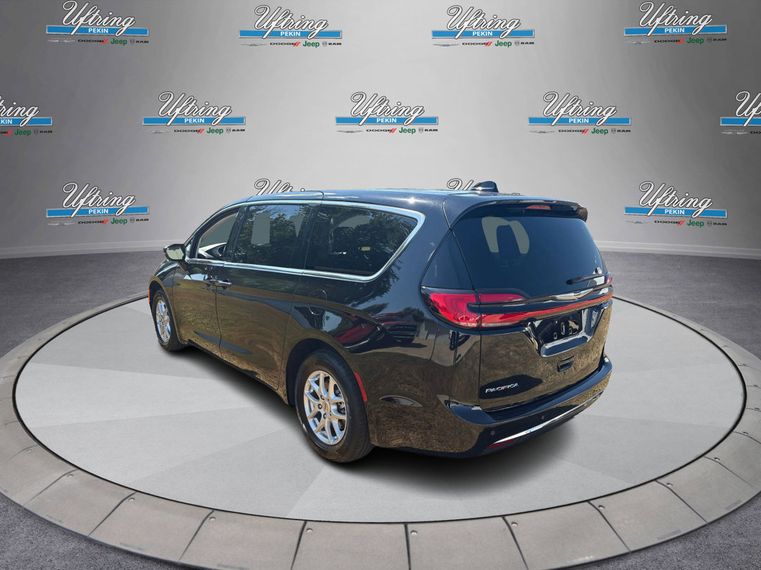 2024 Chrysler Pacifica Touring L photo 3