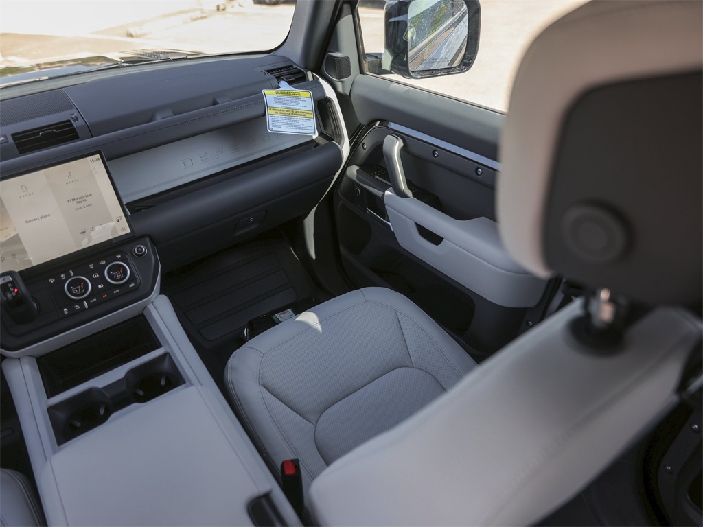 2026 Land Rover Defender 110 S photo 31