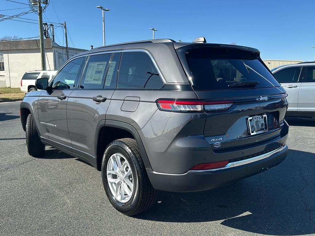 2025 Jeep Grand Cherokee Laredo photo 4
