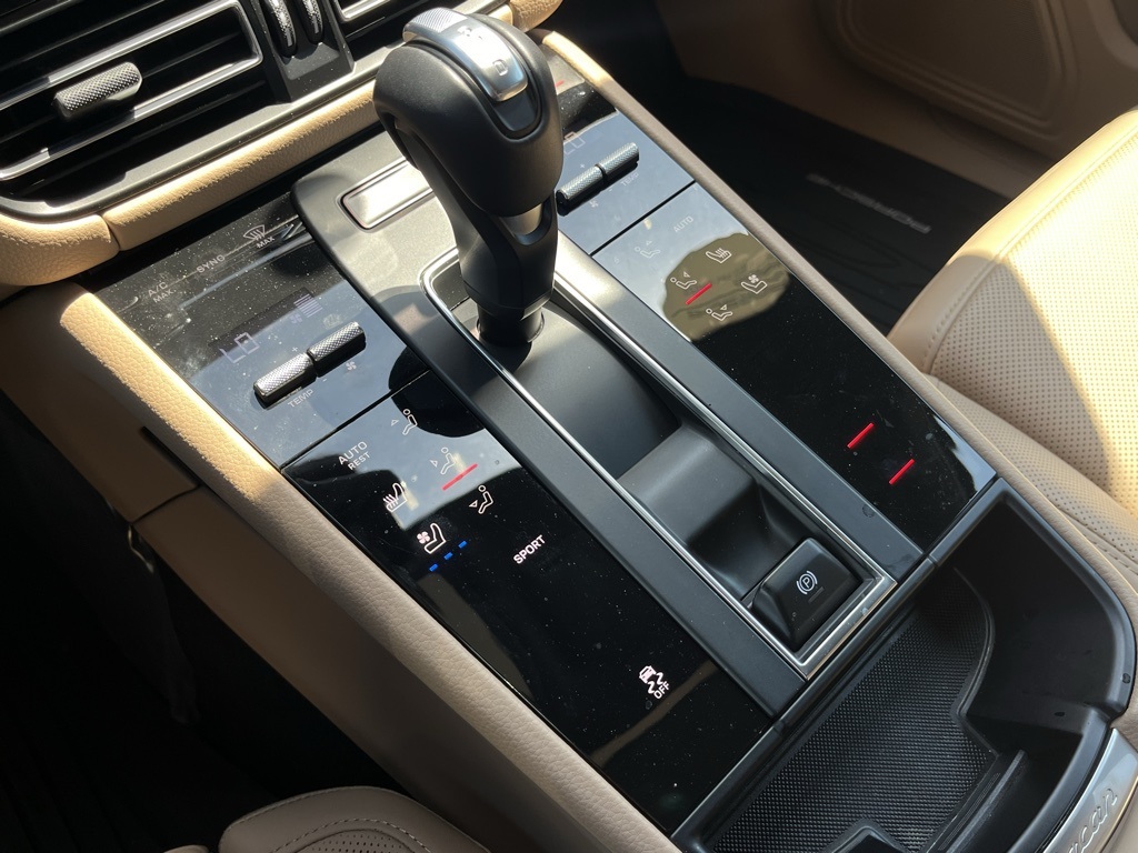2025 Porsche Macan T photo 13