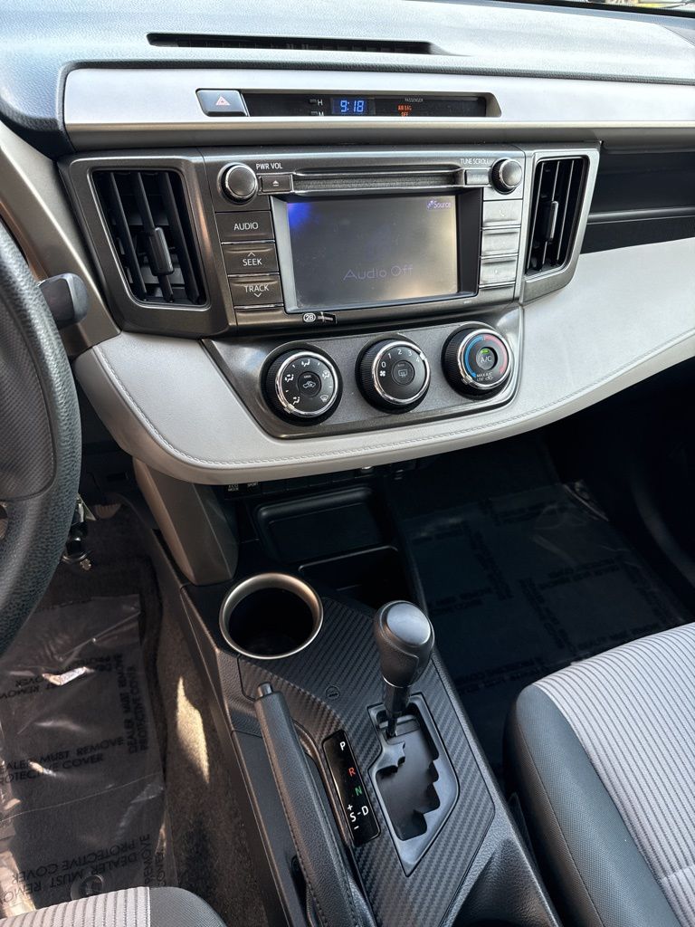 2013 Toyota RAV4 LE photo 6
