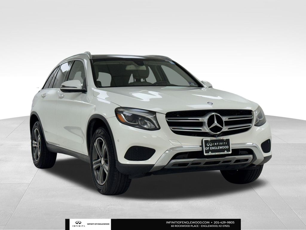 2017 Mercedes Benz GLC 300 4MATIC photo 2