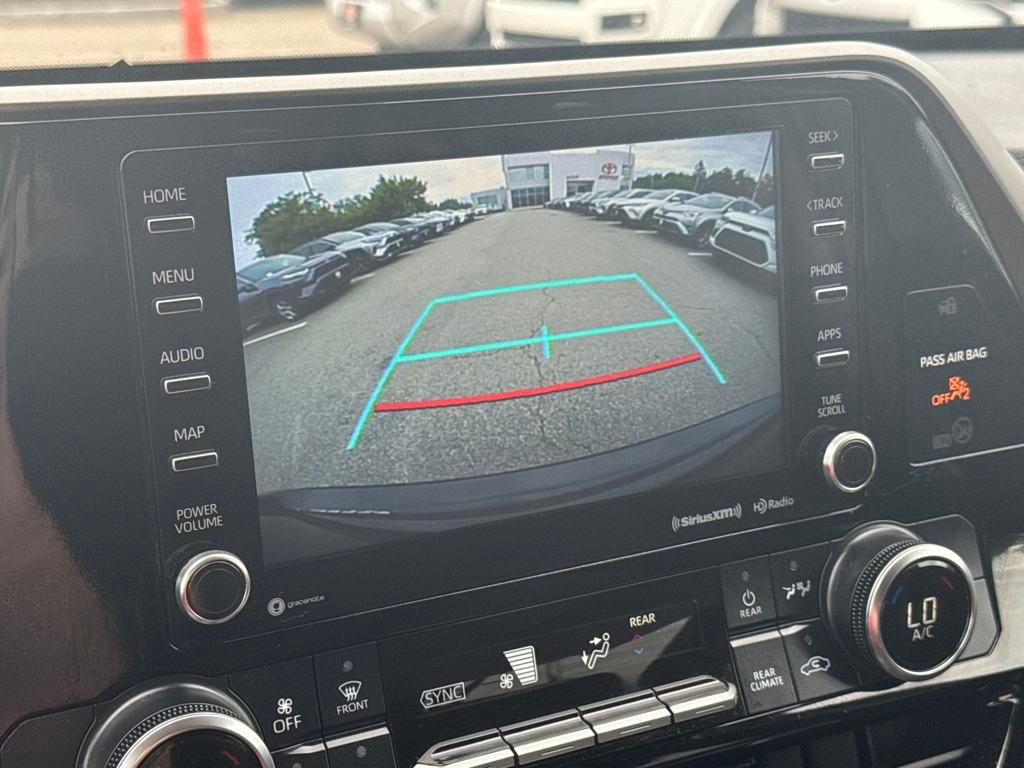 2022 Toyota Highlander LE photo 3