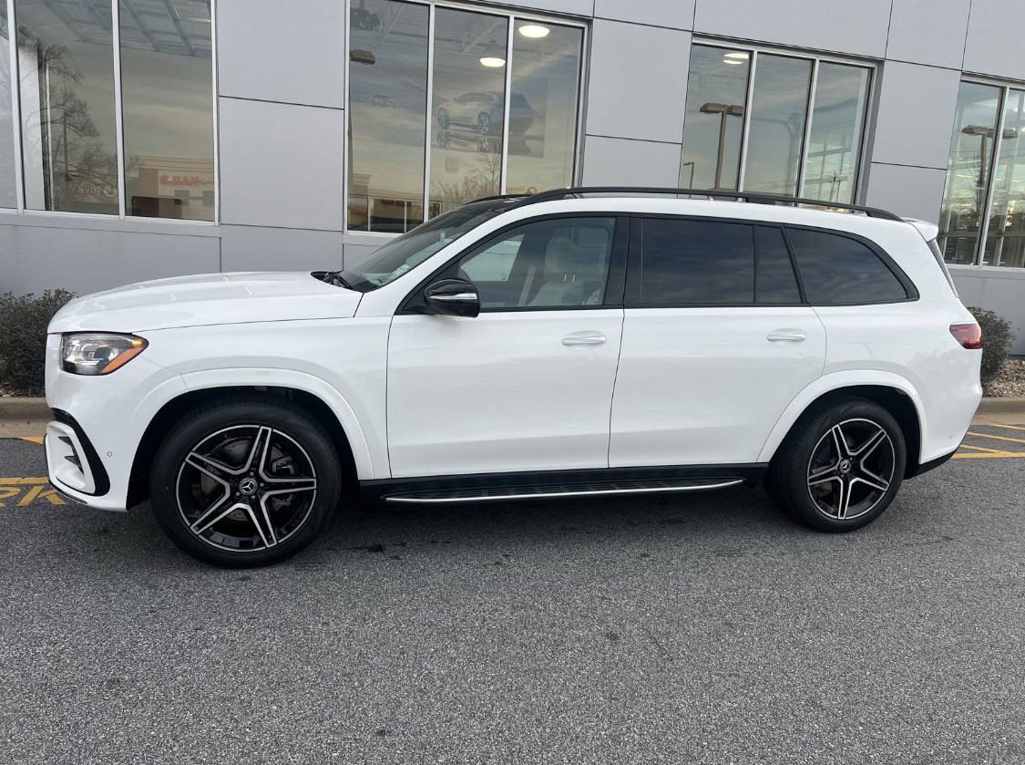 2025 Mercedes Benz GLS 450 4MATIC photo 2