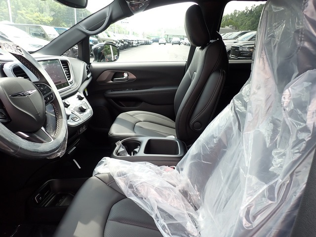 2025 Chrysler Pacifica photo 11