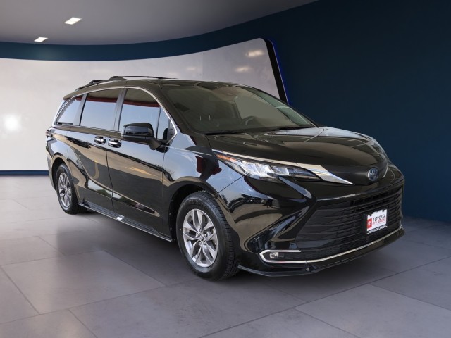 2023 Toyota Sienna XLE photo 7