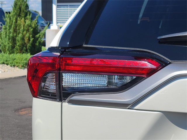 2022 Toyota RAV4 Hybrid XSE photo 10