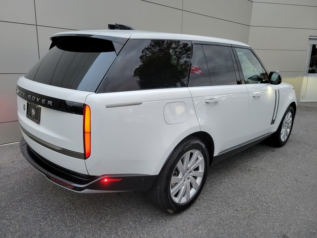 2025 Land Rover Range Rover SE photo 7