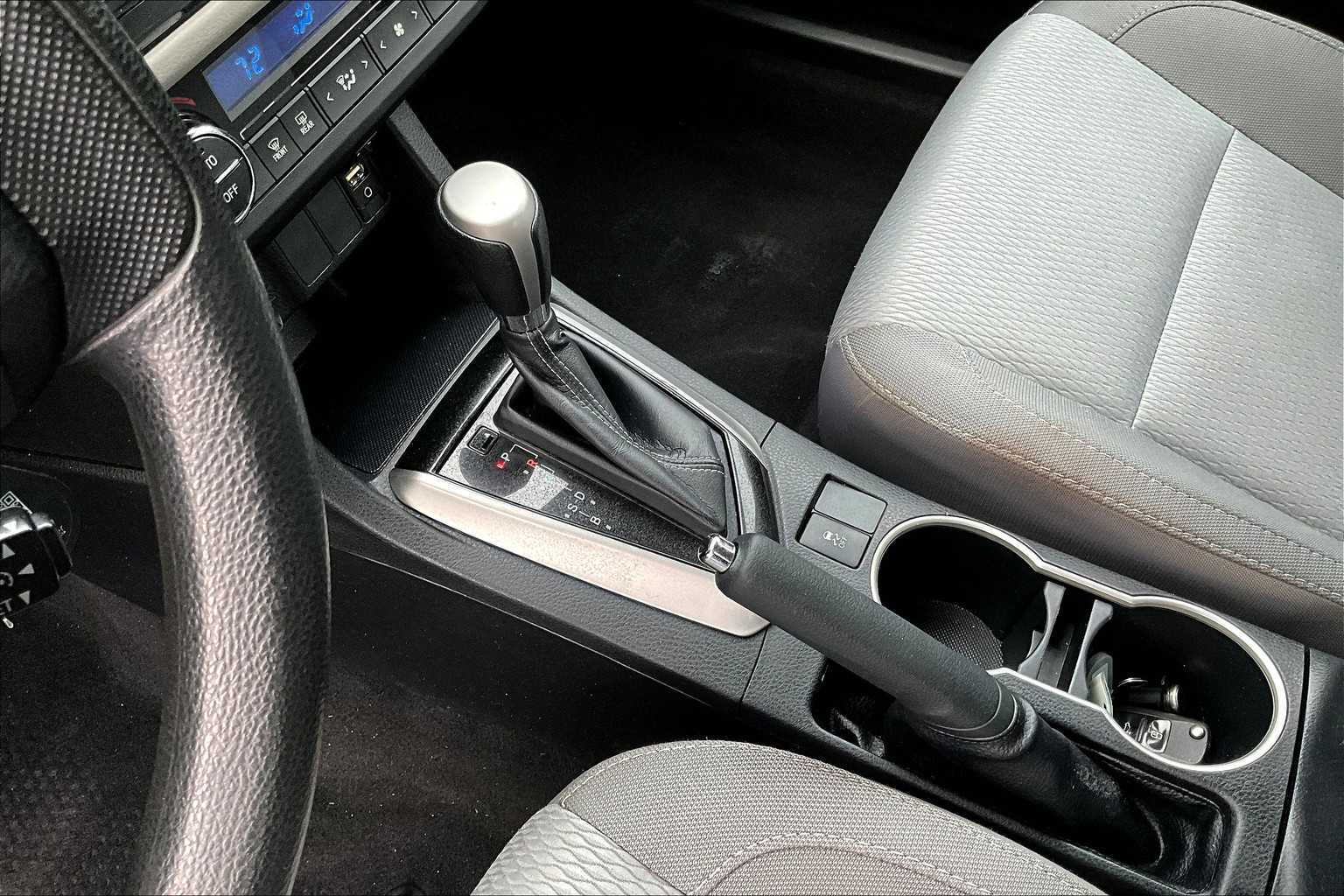 2016 Toyota Corolla LE photo 13