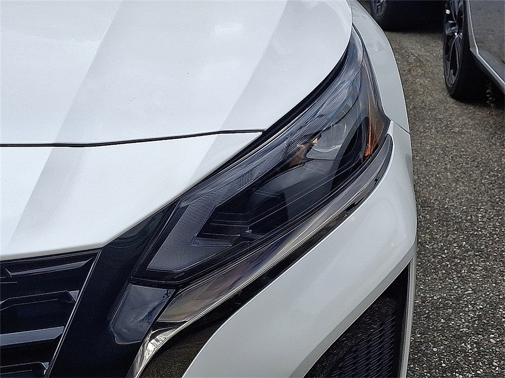 2025 Nissan Altima SR photo 4