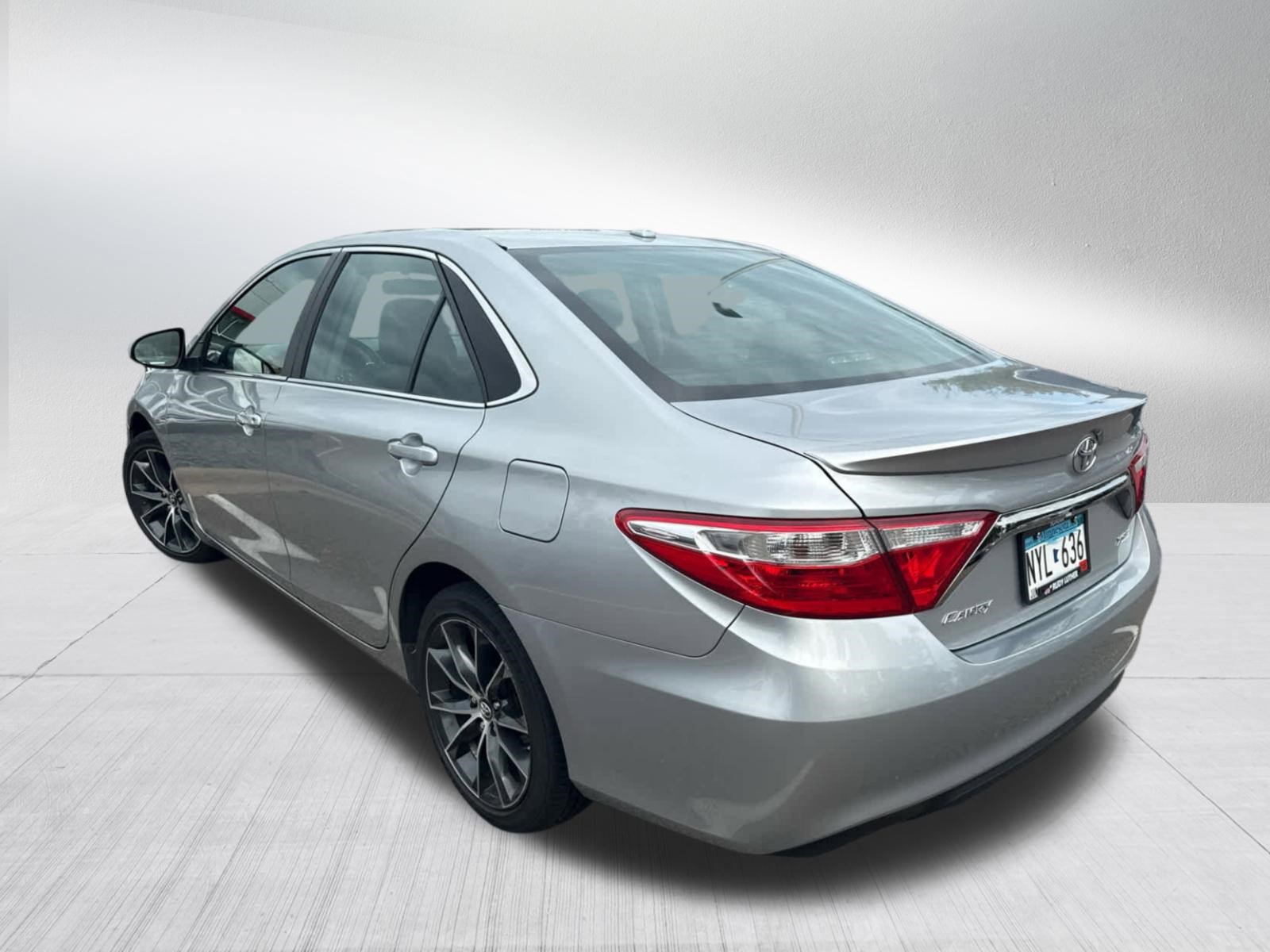 2016 Toyota Camry XSE photo 3