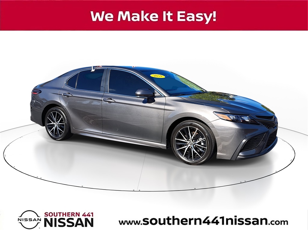 2024 Toyota Camry SE's photo