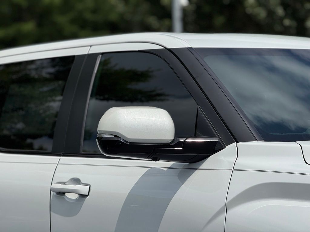 2025 Toyota Tundra Platinum CrewMax photo 5