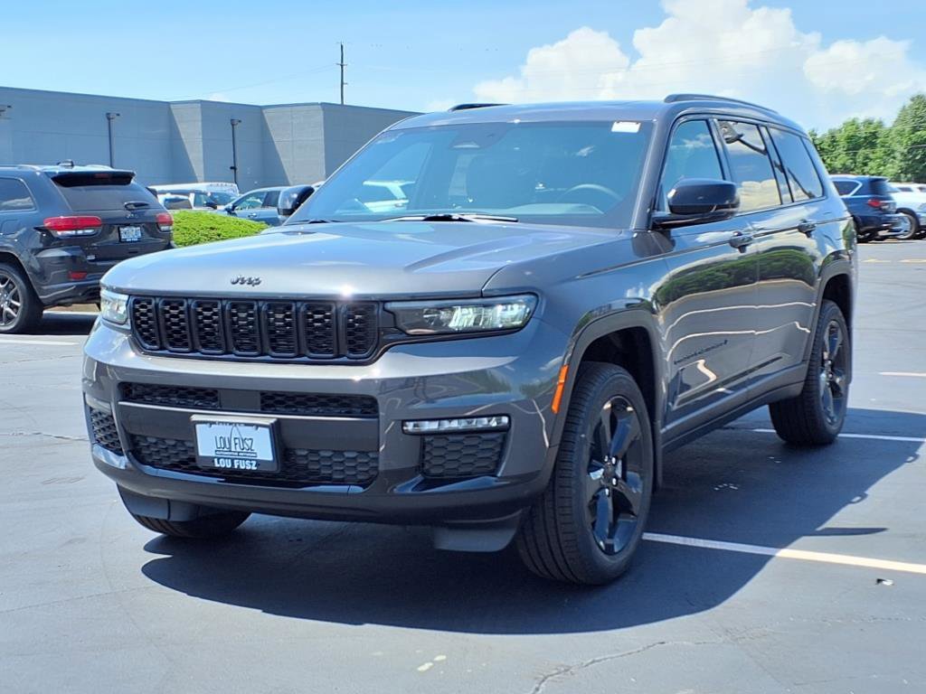 2025 Jeep Grand Cherokee Limited photo 2