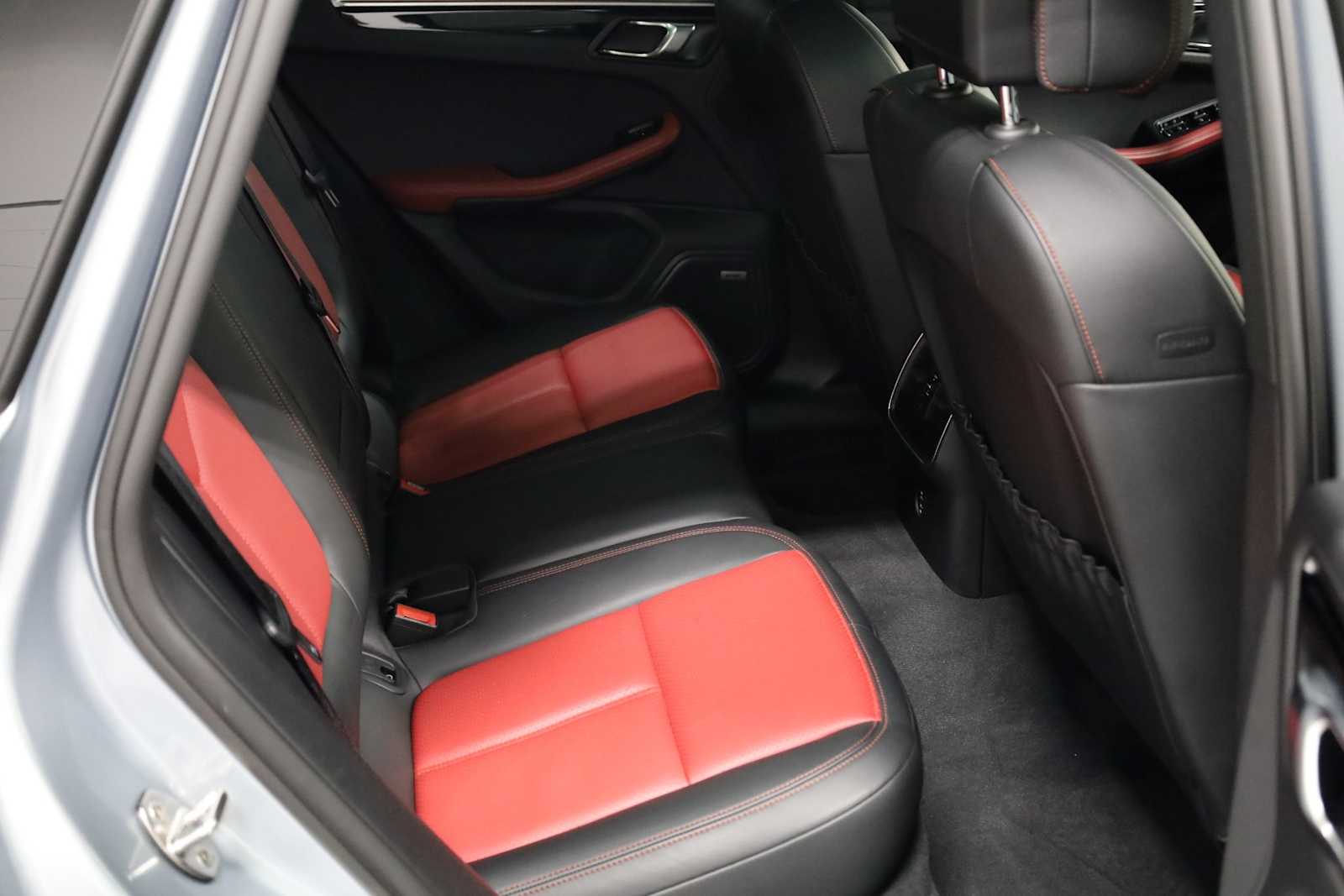 2021 Porsche Macan Base photo 34
