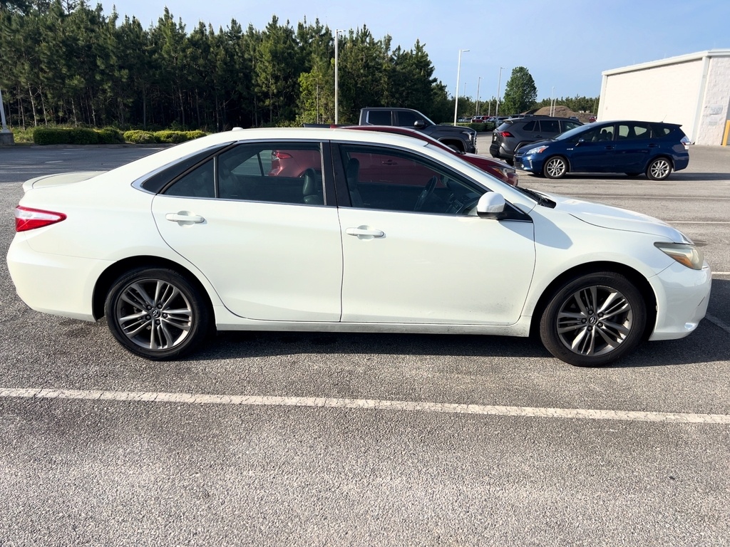 2015 Toyota Camry SE photo 4