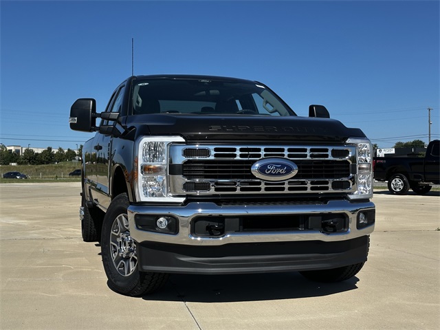 2025 Ford F-350 XLT photo 2