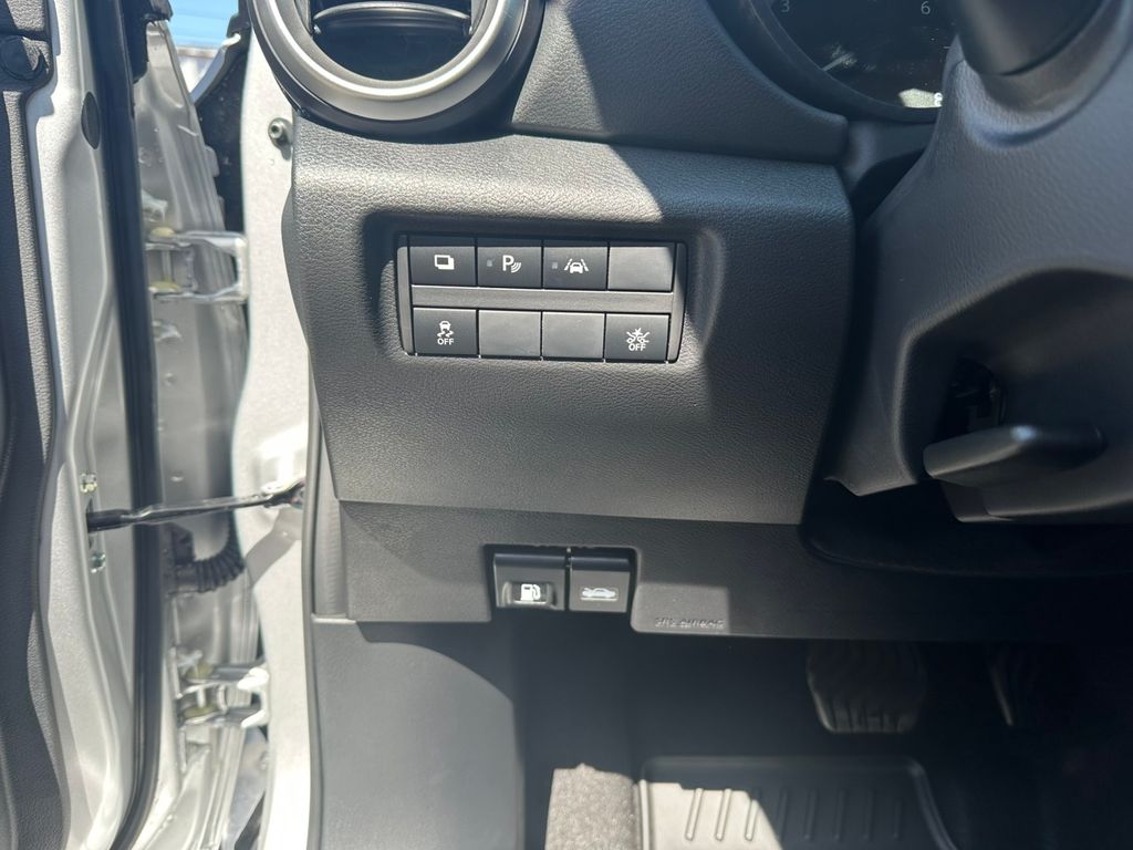 2025 Nissan Versa 1.6 S photo 14