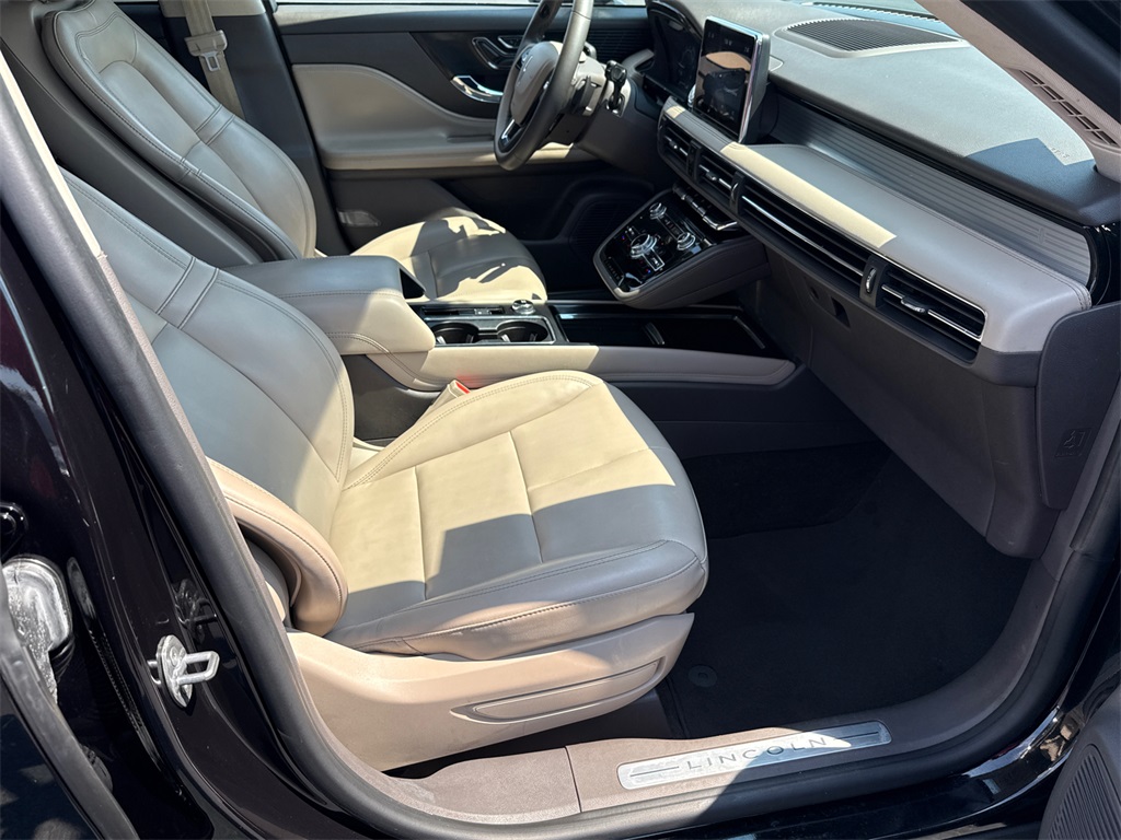 2022 Lincoln Corsair Standard photo 12