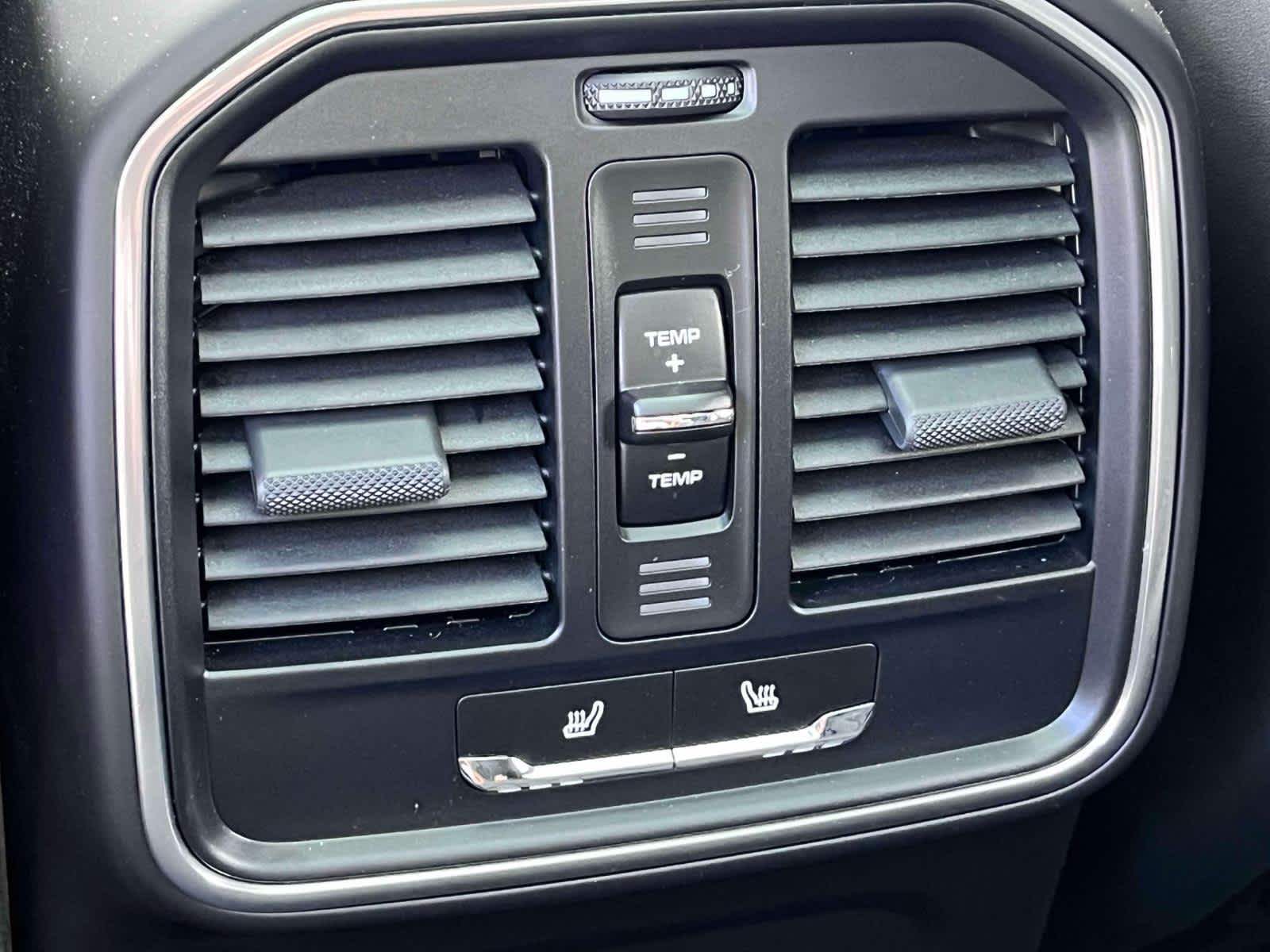 2024 Porsche Macan Base photo 18
