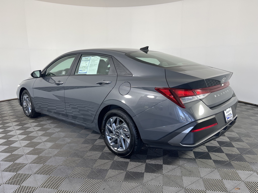 2024 Hyundai Elantra SEL photo 7