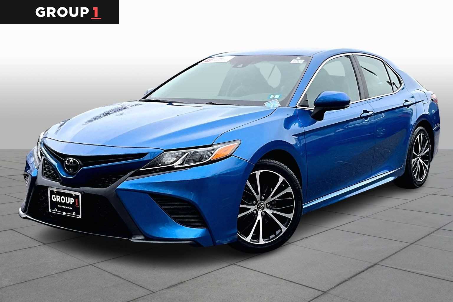 2018 Toyota Camry SE's photo