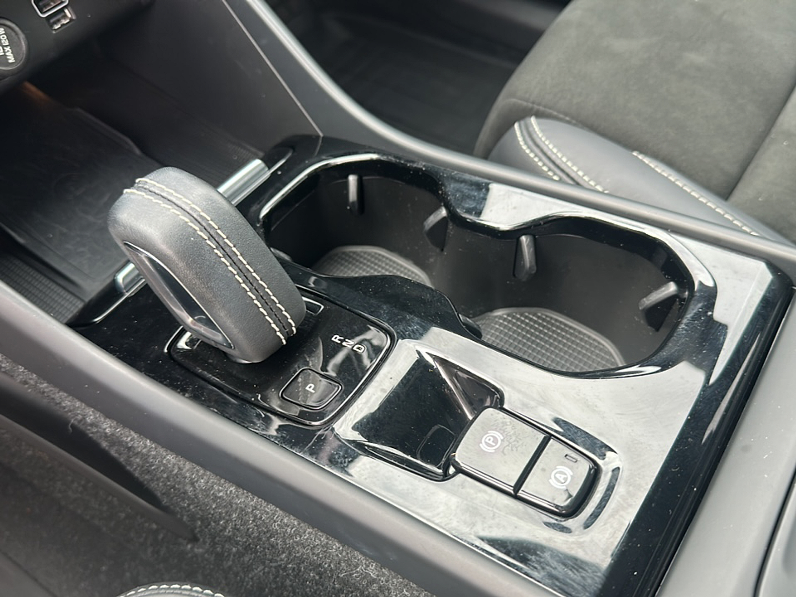 2022 Volvo XC40 T5 R-Design photo 19