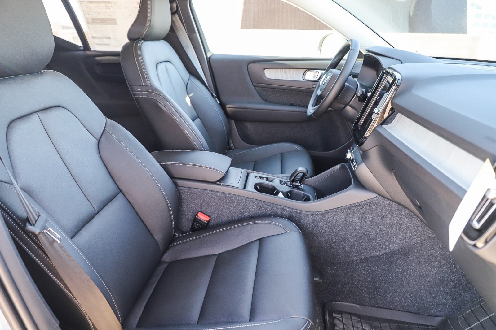 2025 Volvo XC40 Core photo 18