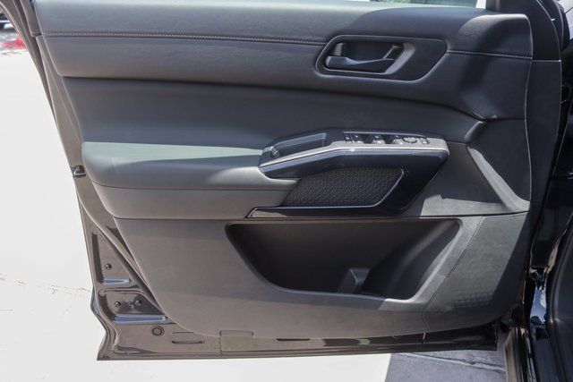 2025 Nissan Pathfinder S photo 8