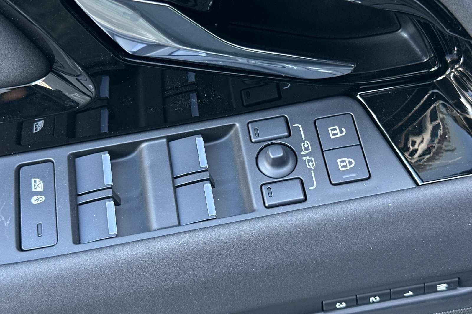 2026 Land Rover Range Rover Evoque Dynamic SE photo 10