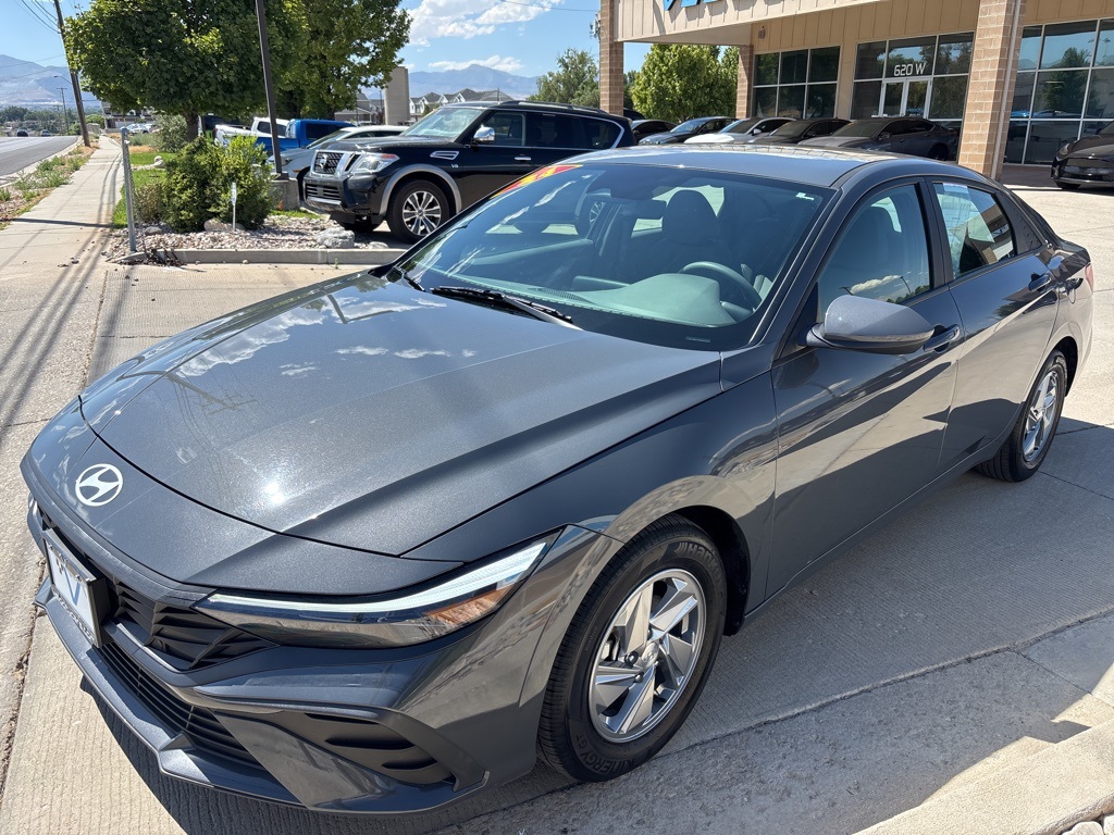 2024 Hyundai Elantra SE photo 3