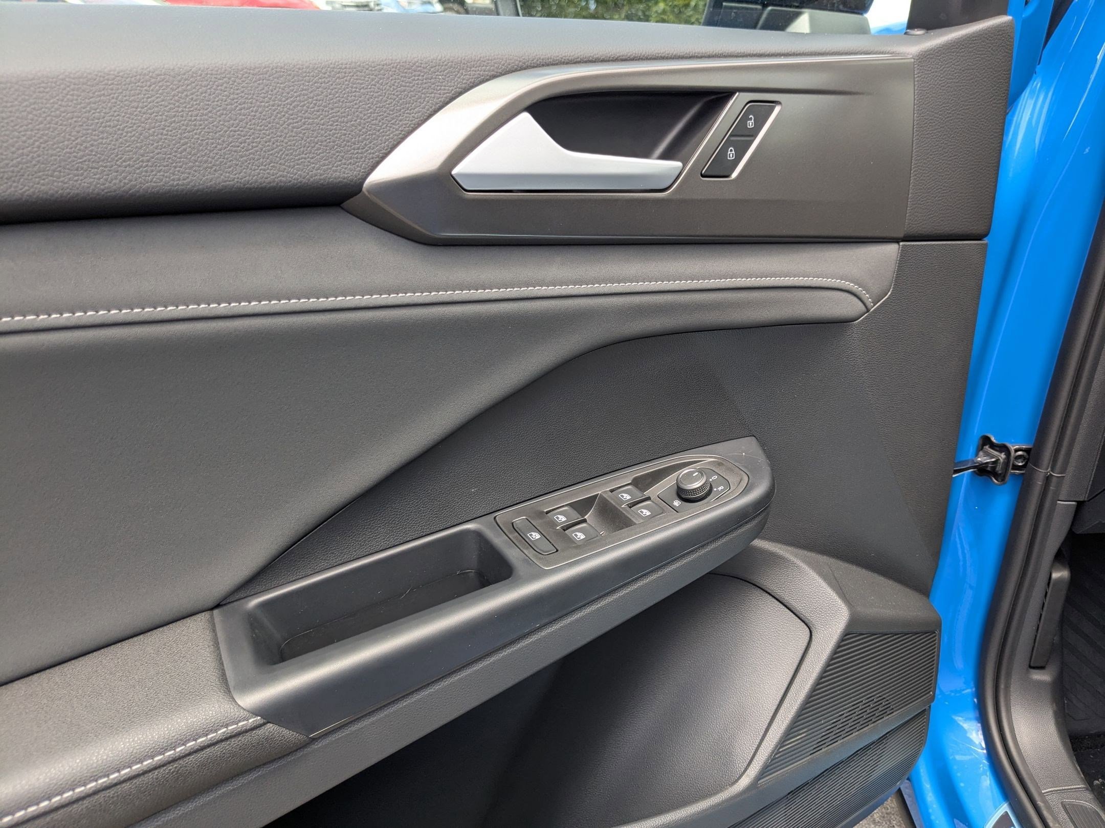 2025 Volkswagen Taos SE photo 4