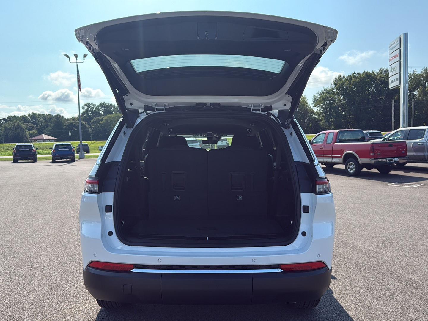 2025 Jeep Grand Cherokee Laredo photo 12