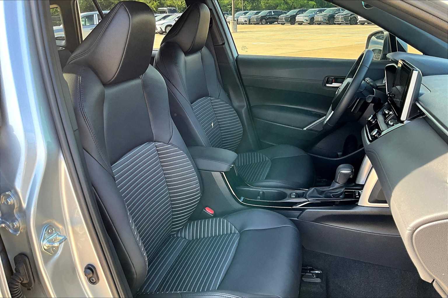 2024 Toyota Corolla Cross Hybrid XSE photo 8
