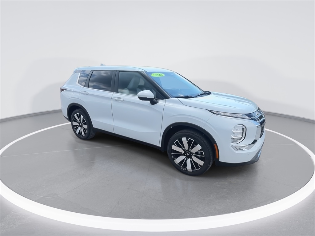 2025 Mitsubishi Outlander SE photo 2