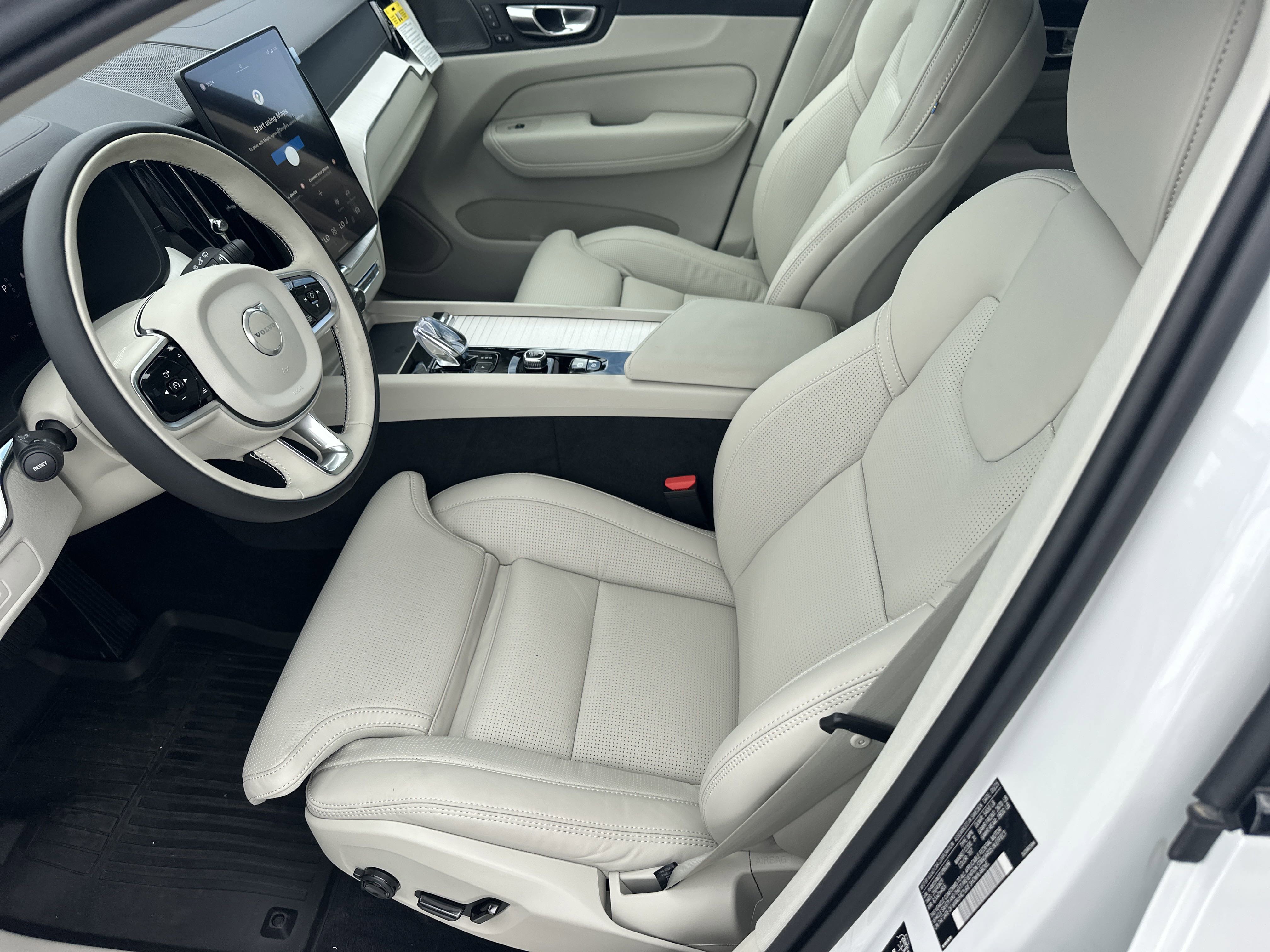2026 Volvo XC60 B5 photo 14