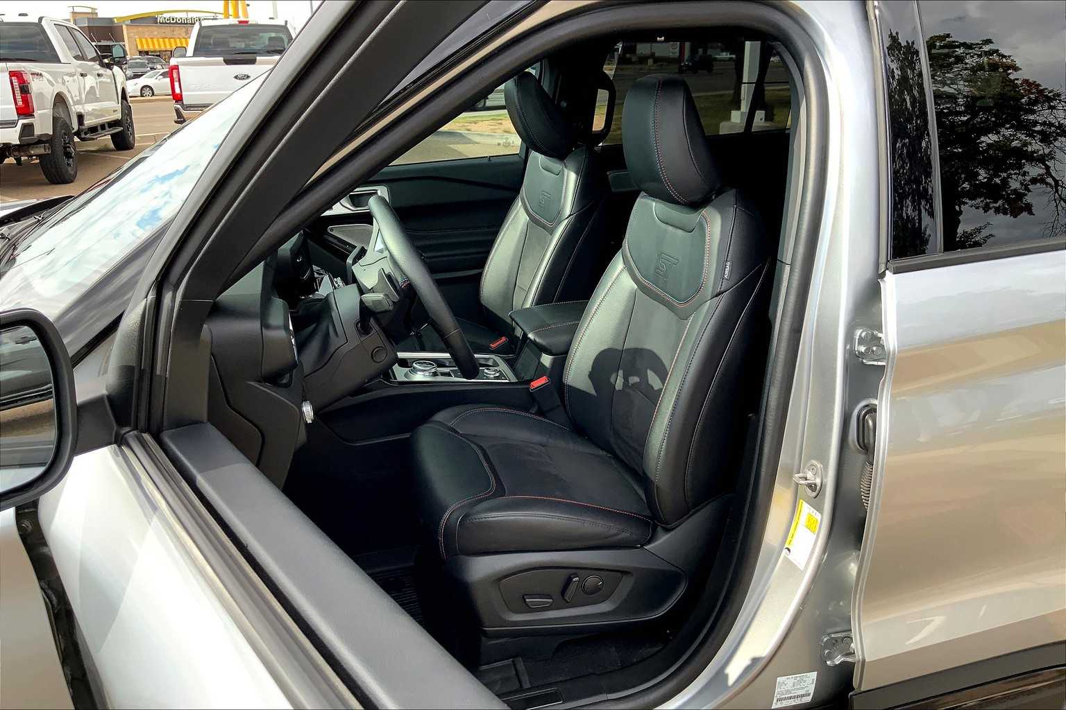2023 Ford Explorer ST photo 4