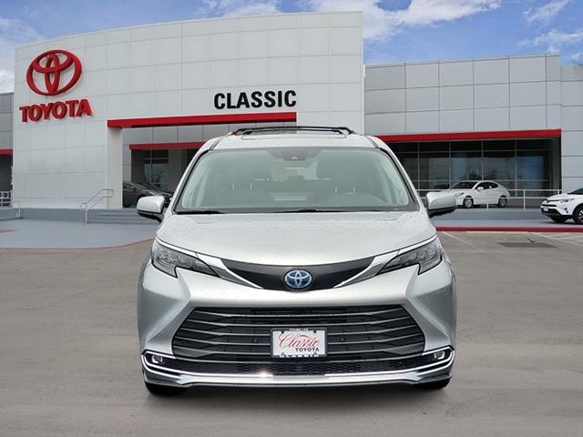 2024 Toyota Sienna XLE photo 2
