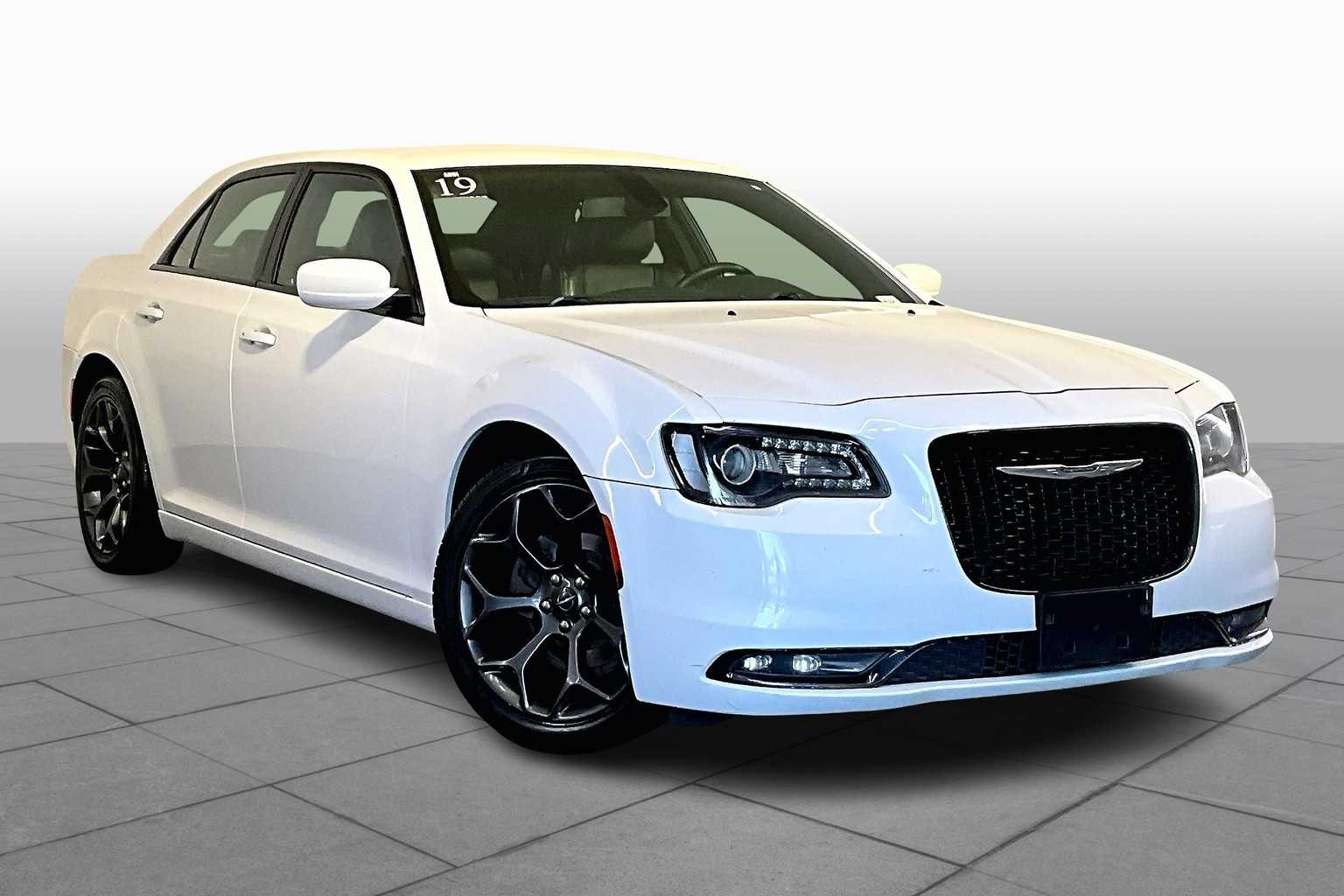2019 Chrysler 300 S photo 2