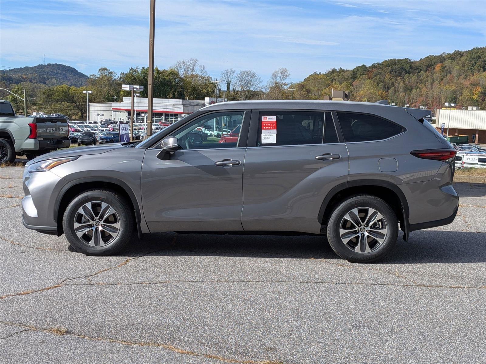 2026 Toyota Highlander XLE photo 2