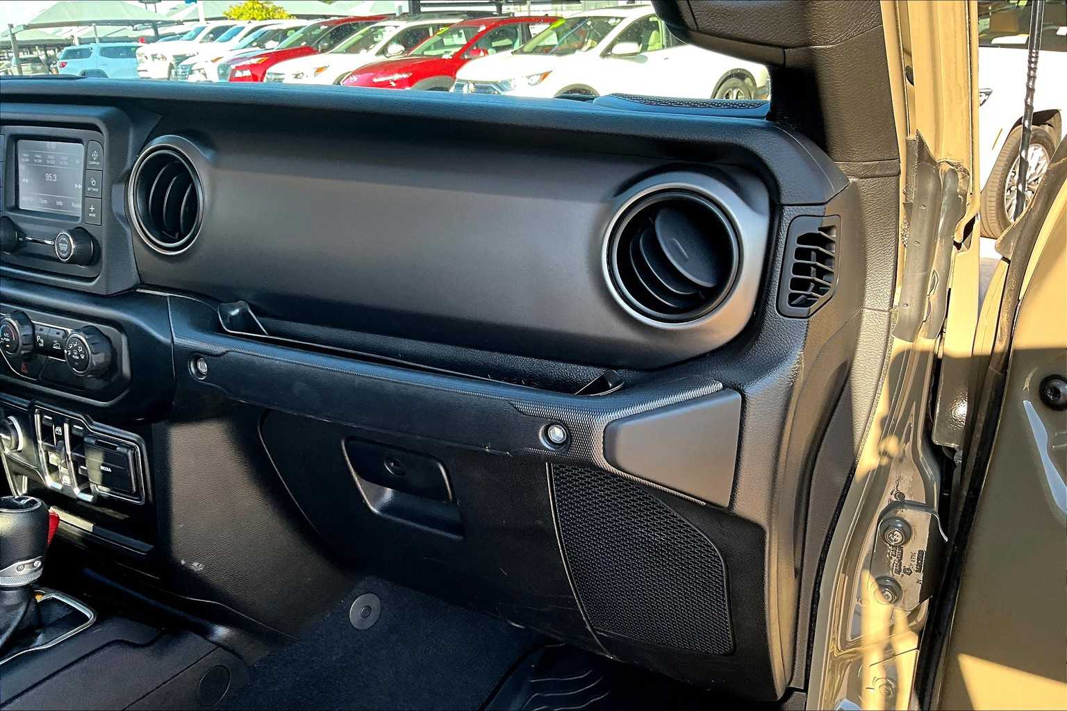 2020 Jeep Gladiator Sport S photo 17