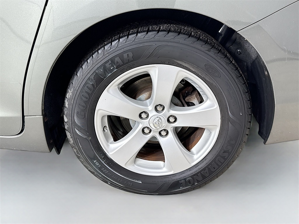 2011 Toyota Sienna LE photo 29