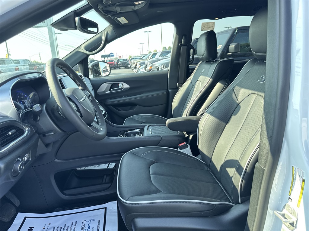 2026 Chrysler Pacifica Limited photo 17