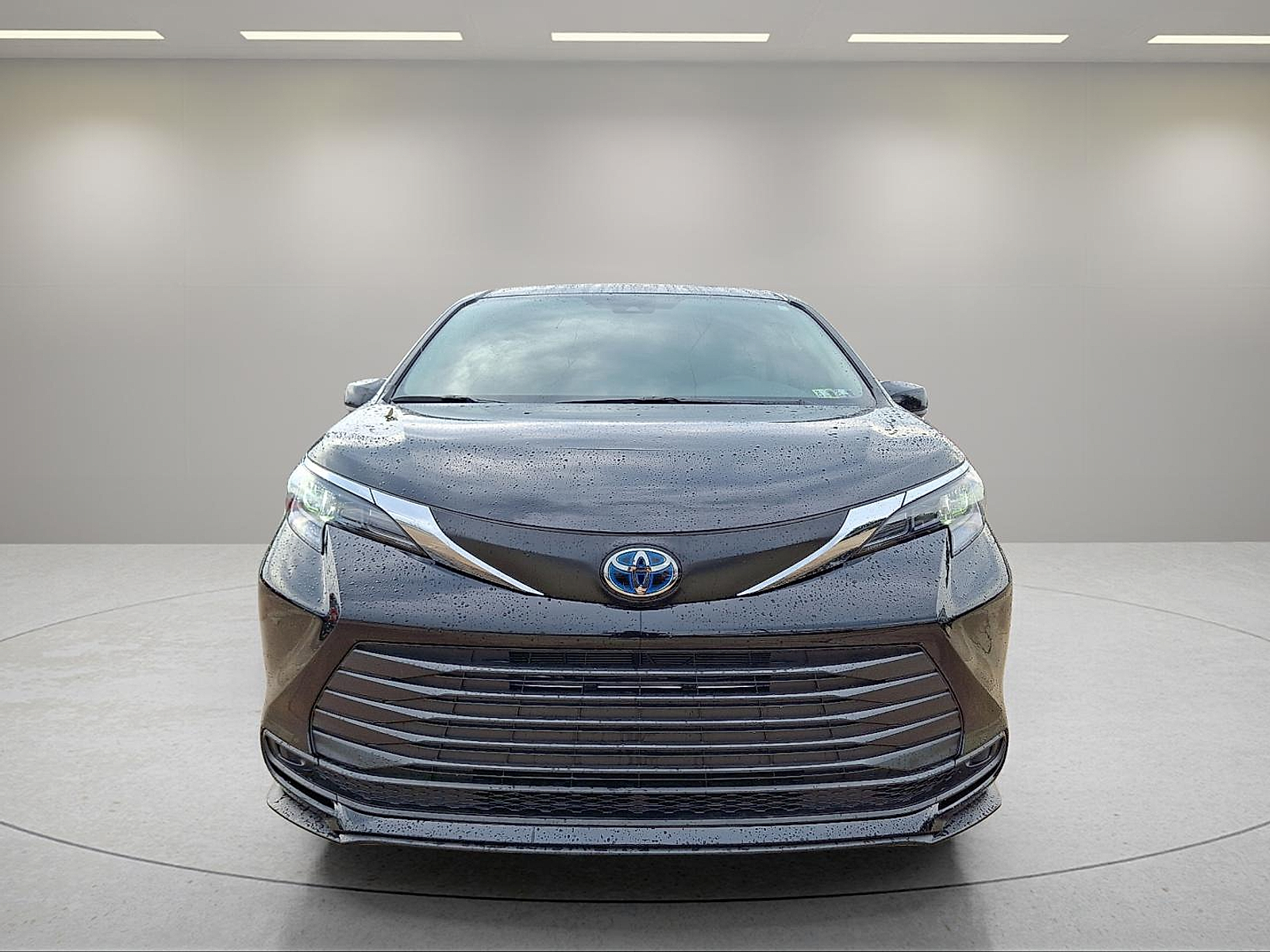 2024 Toyota Sienna LE photo 3
