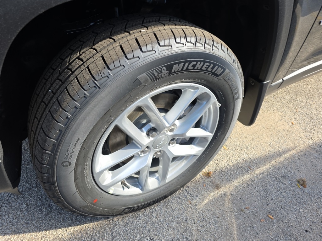 2025 Jeep Grand Cherokee Laredo X photo 3