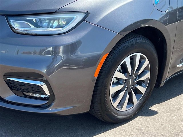 2022 Chrysler Pacifica Hybrid Limited photo 8