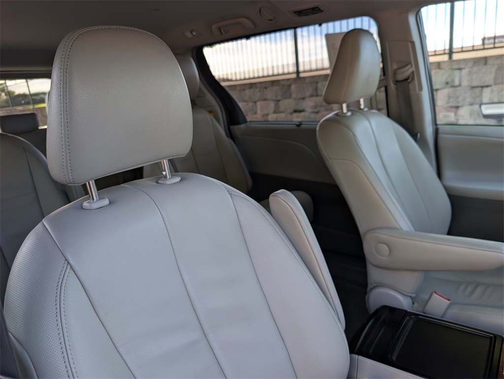 2014 Toyota Sienna XLE photo 20