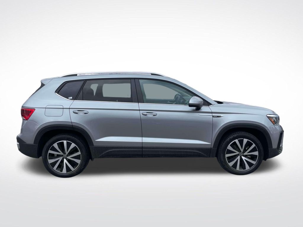 2022 Volkswagen Taos SE photo 4