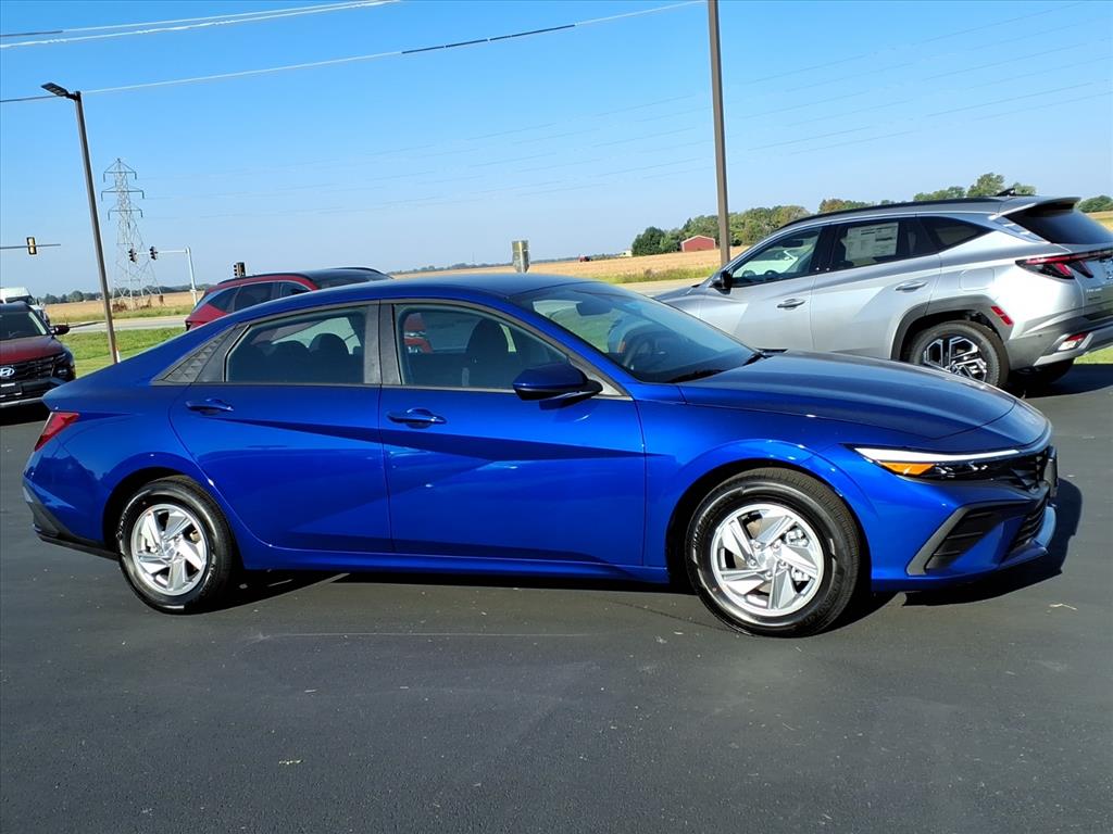 2025 Hyundai Elantra SE photo 2