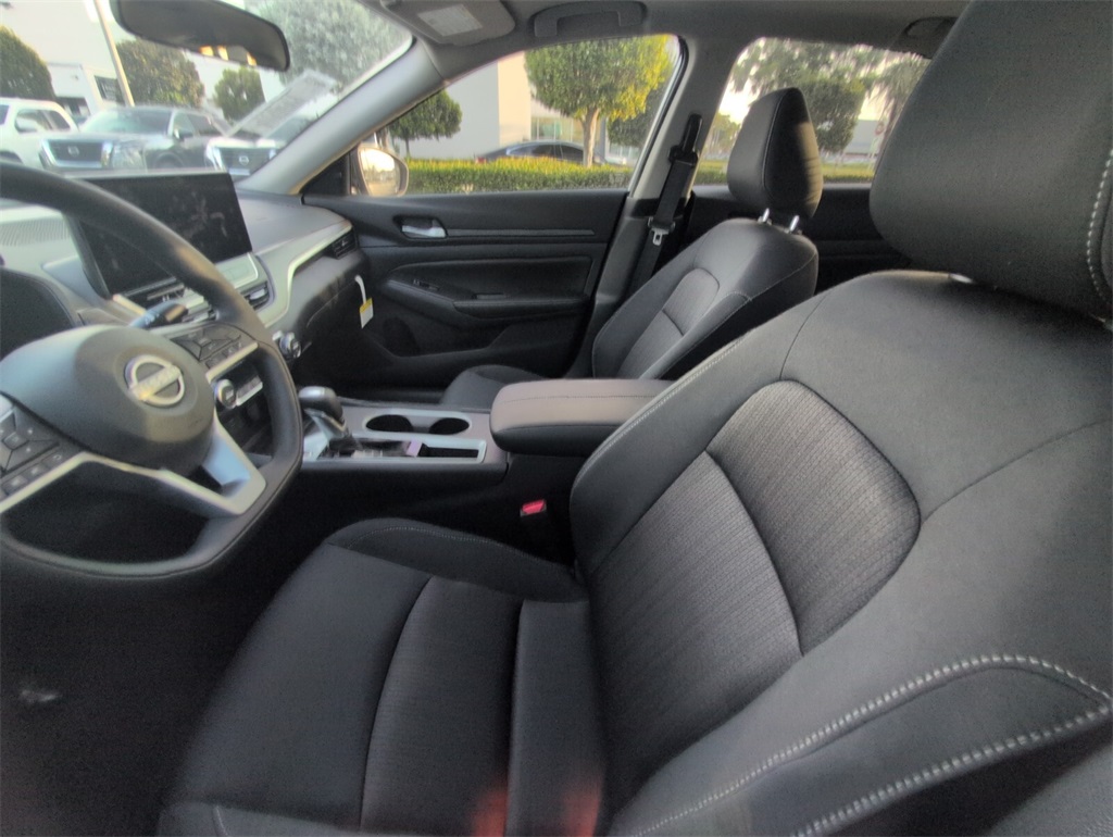 2025 Nissan Altima 2.5 SV photo 4